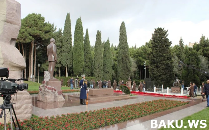 Heydər Əliyevin xatirəsini yad edirik (FOTO)