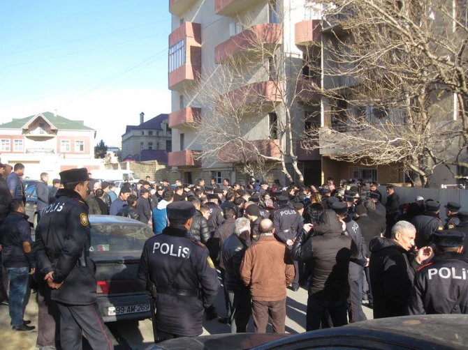 Məcburi köçkünlər yolu bağladı — Evlərin qanunsuz paylanmasına ETİRAZ (VİDEO, FOTO)