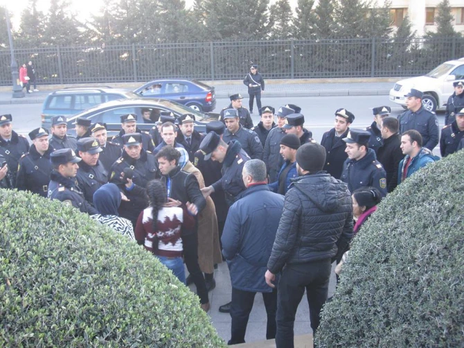Məcburi köçkünlər yolu bağladı — Evlərin qanunsuz paylanmasına ETİRAZ (VİDEO, FOTO)