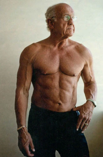 Fitnesslə məşğul olan yaşlı insanlar görənləri heyran edir (FOTO)