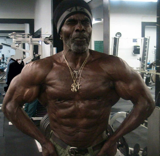 Fitnesslə məşğul olan yaşlı insanlar görənləri heyran edir (FOTO)