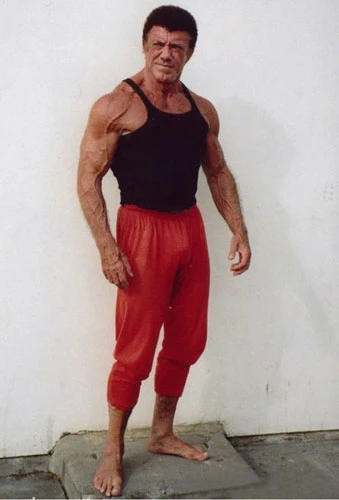 Fitnesslə məşğul olan yaşlı insanlar görənləri heyran edir (FOTO)