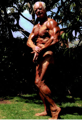 Fitnesslə məşğul olan yaşlı insanlar görənləri heyran edir (FOTO)