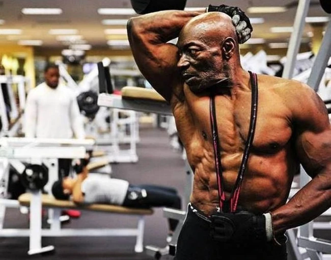 Fitnesslə məşğul olan yaşlı insanlar görənləri heyran edir (FOTO)
