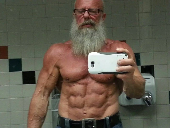 Fitnesslə məşğul olan yaşlı insanlar görənləri heyran edir (FOTO)
