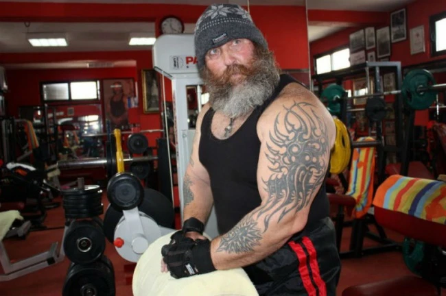 Fitnesslə məşğul olan yaşlı insanlar görənləri heyran edir (FOTO)