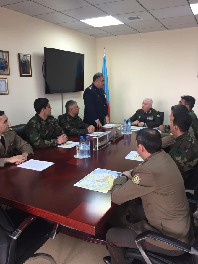 В МЧС проведено оперативное совещание в связи с поиском пропавших альпинистов (фото)
