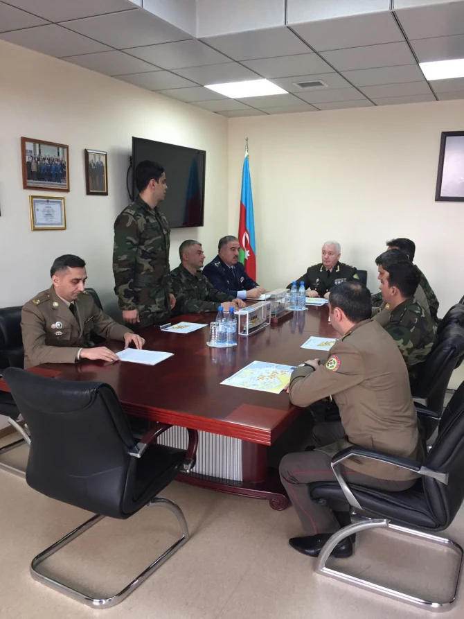 В МЧС проведено оперативное совещание в связи с поиском пропавших альпинистов (фото)