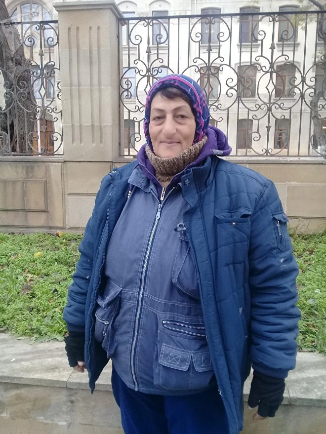Потеряла всю семью в Карабахе и стала единственной женщиной-парковщицей в Баку (фото)