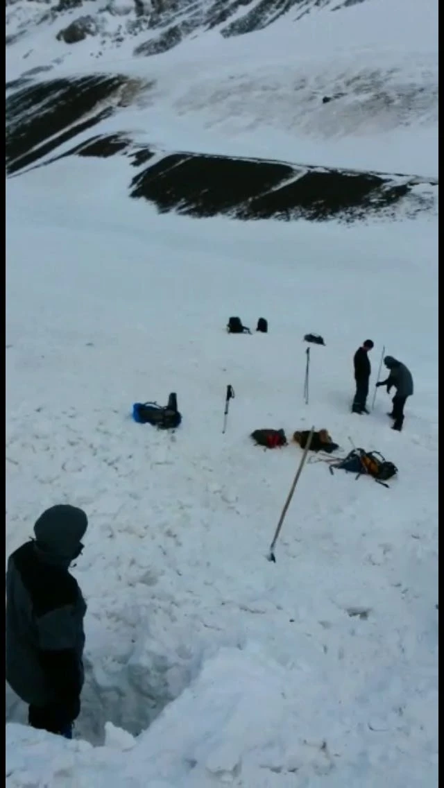 Поиски пропавших альпинистов продолжаются (фото, видео)