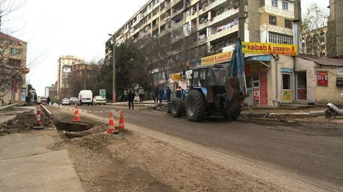 В Баку капитально ремонтируется еще одна улица (фото) В Баку капитально ремонтируется еще одна улица (фото)