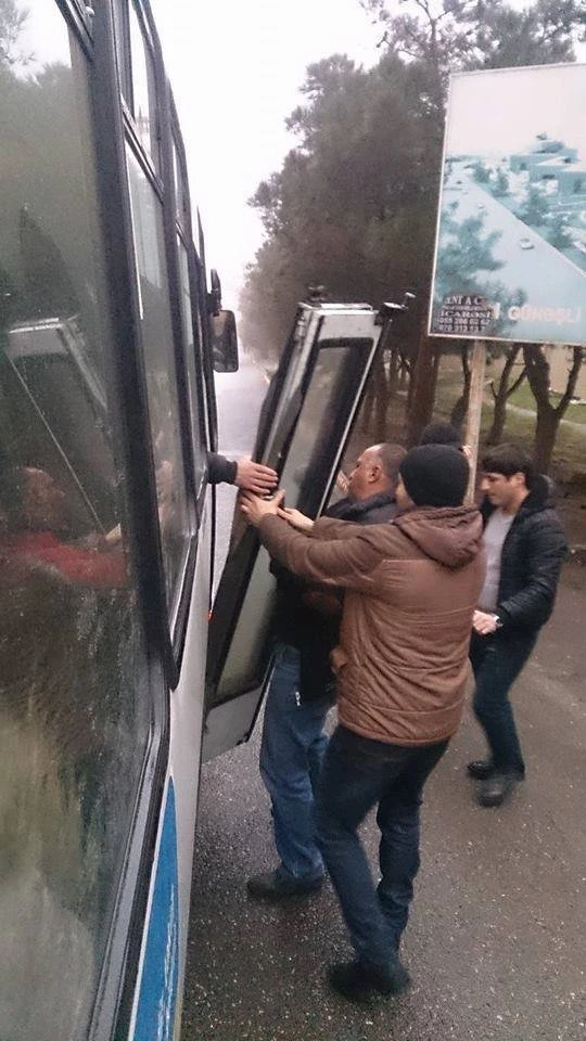 В Баку у автобуса во время движения отвалилась дверь (фото)