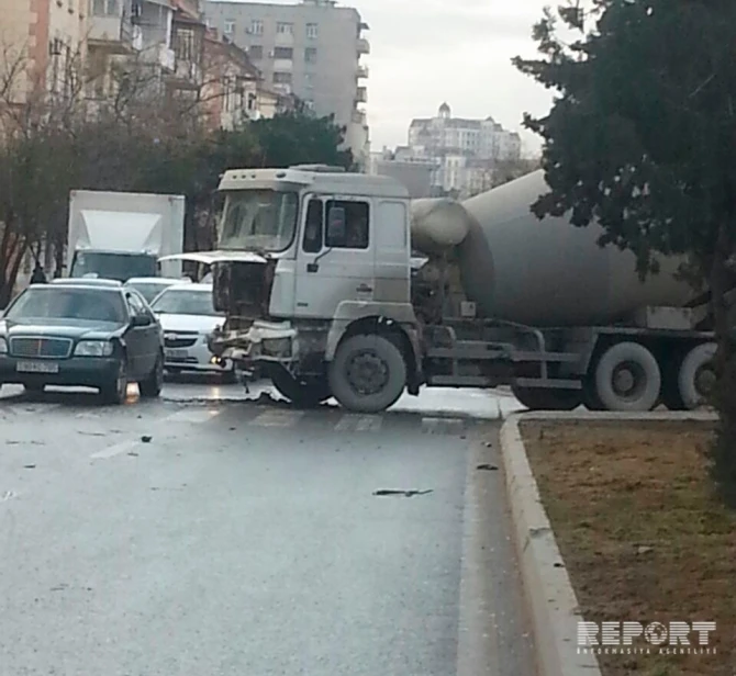 В Баку бетономешалка столкнулась с автобусом, есть пострадавшие
