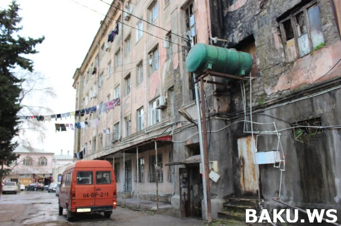 Bakının bu ünvanından hər an FACİƏ xəbəri gələ bilər: Yüzlərlə sakinin həyatı təhlükədədir (VİDEO)