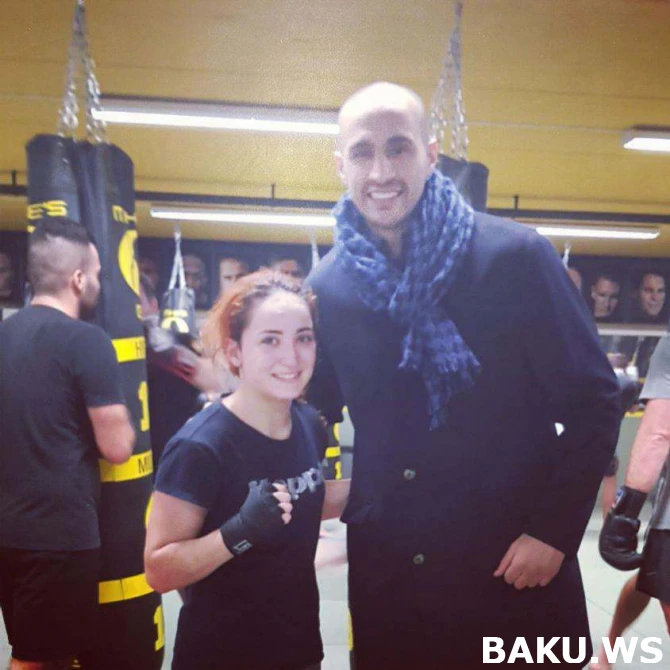Dubayda məşq edən azərbaycanlı xanım döyüşçü Badr Hari ilə görüşdü (FOTO)