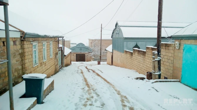 Дорога Баку-Шамаха заледенела, движение транспорта осложнено (фото)