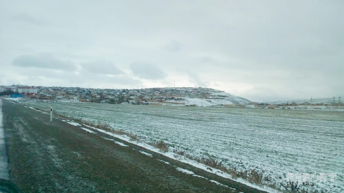 Дорога Баку-Шамаха заледенела, движение транспорта осложнено (фото)