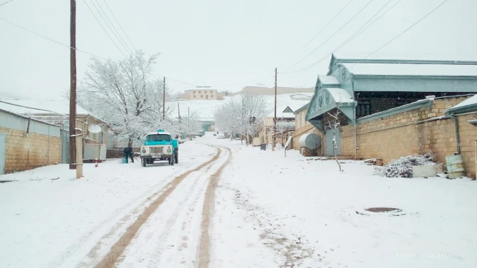 Дорога Баку-Шамаха заледенела, движение транспорта осложнено (фото)