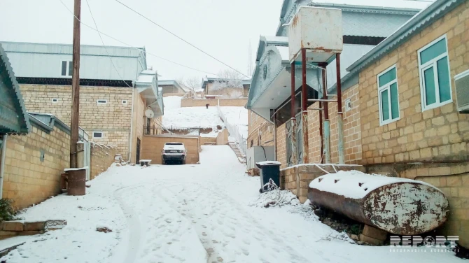 Дорога Баку-Шамаха заледенела, движение транспорта осложнено (фото)