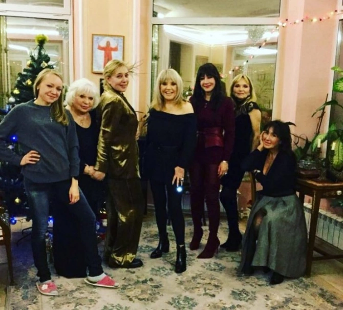 Алла Пугачева пришла на девичник в соблазнительном мини-платье (фото)