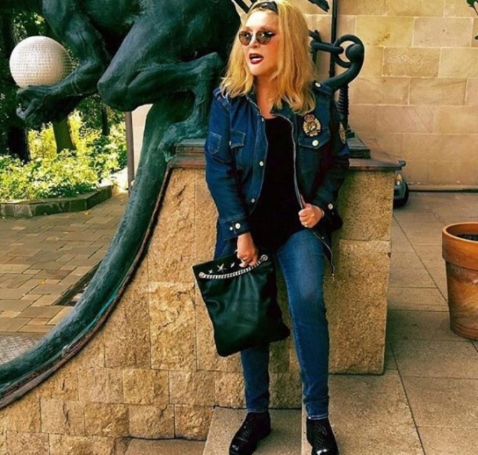 Алла Пугачева пришла на девичник в соблазнительном мини-платье (фото)