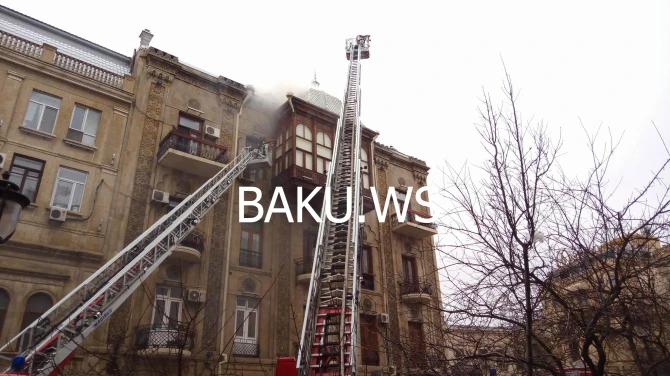Кадры с горящего здания в центре Баку (фото, видео)