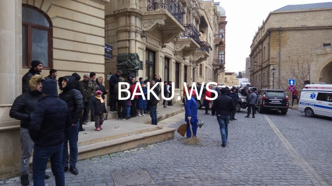 Кадры с горящего здания в центре Баку (фото, видео)