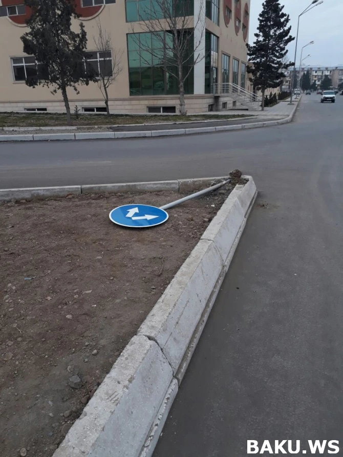 Gəncədə bir gecədə yol nişanları söküldü (FOTO)