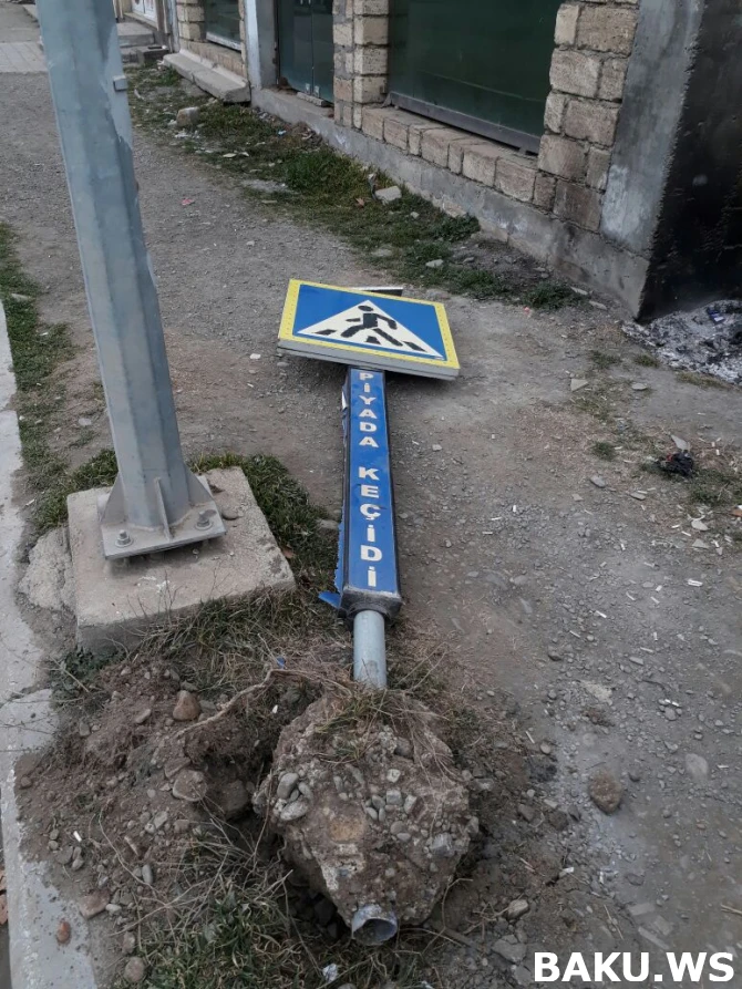Gəncədə bir gecədə yol nişanları söküldü (FOTO)