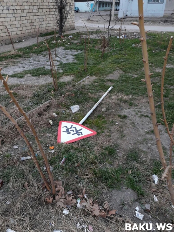 Gəncədə bir gecədə yol nişanları söküldü (FOTO)