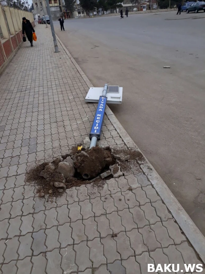 Gəncədə bir gecədə yol nişanları söküldü (FOTO)