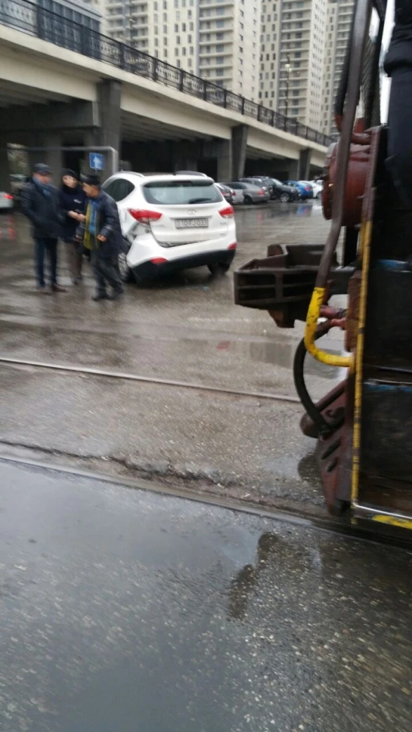 В Баку женщина-водитель не уступила дорогу поезду (фото)