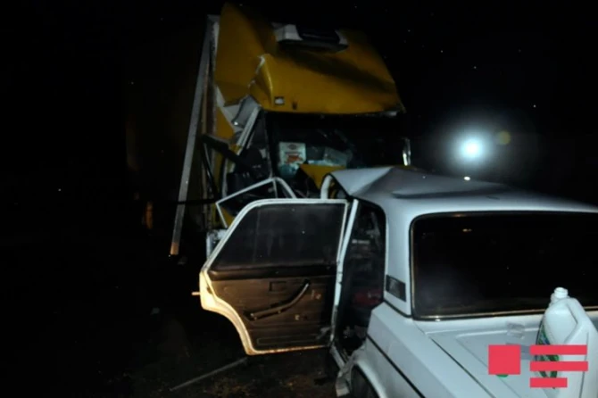 Salyanda minik və yük avtomobilləri toqquşub, ana və oğlu ölüb - FOTO