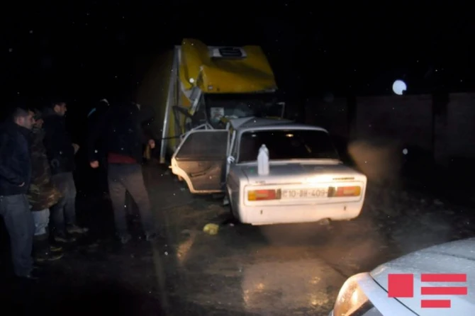 Salyanda minik və yük avtomobilləri toqquşub, ana və oğlu ölüb - FOTO
