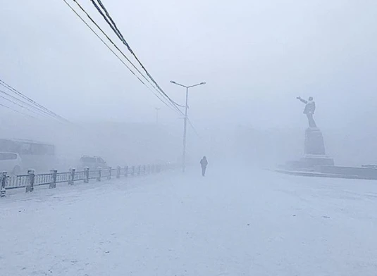 -40 dərəcədə mini geyinib küçəyə çıxan qızın ayağı dondu (FOTO)
