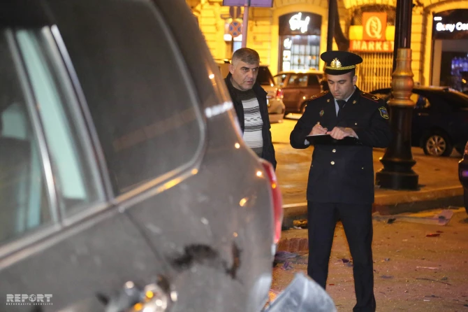 В центре Баку пьяный водитель устроил аварию, пассажир вылетел из окна (фото)