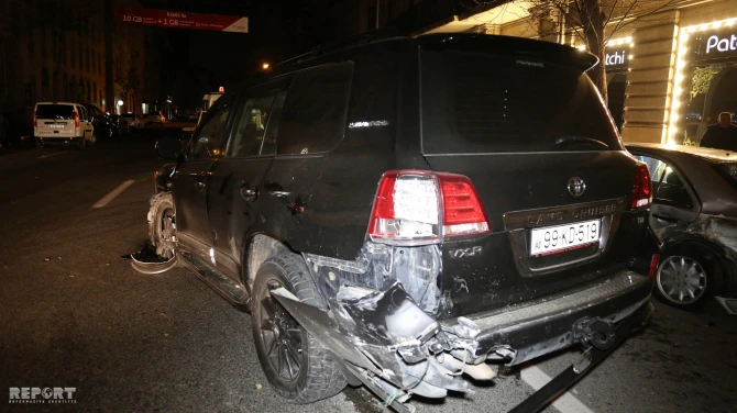 В центре Баку пьяный водитель устроил аварию, пассажир вылетел из окна (фото)