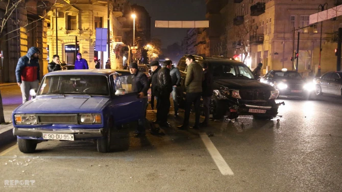 В центре Баку пьяный водитель устроил аварию, пассажир вылетел из окна (фото)