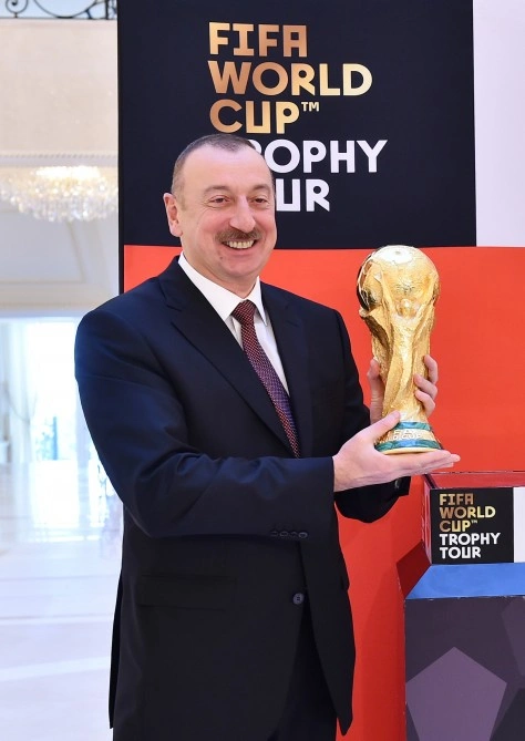 Ильхаму Алиеву представлен Кубок чемпионата мира по футболу (фото)