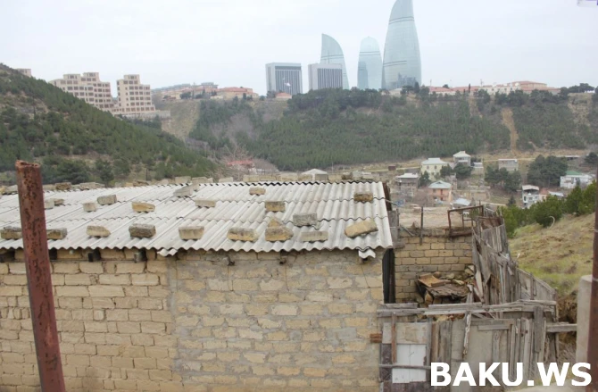 Teleqüllə üçün BÖYÜK TƏHLÜKƏ:  Sakinlər uçmuş evlərə keşik çəkir (VİDEO)