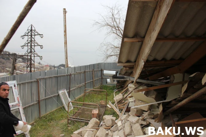 Teleqüllə üçün BÖYÜK TƏHLÜKƏ:  Sakinlər uçmuş evlərə keşik çəkir (VİDEO)