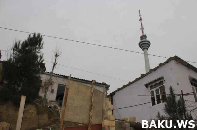 Teleqüllə üçün BÖYÜK TƏHLÜKƏ:  Sakinlər uçmuş evlərə keşik çəkir (VİDEO)