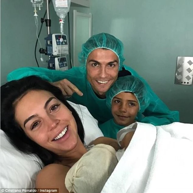 Seksual model Ronaldonun gecə saatlarında ona hansı sözləri yazdığını açıqladı