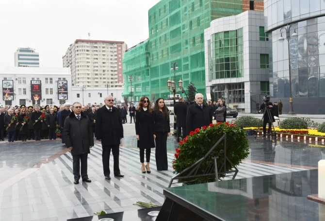 Ильхам Алиев посетил памятник 