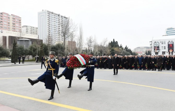 Ильхам Алиев посетил памятник 