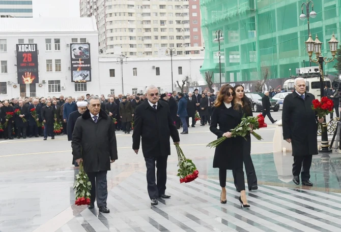 Ильхам Алиев посетил памятник 