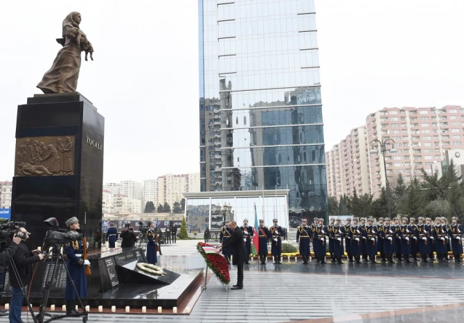 Ильхам Алиев посетил памятник 