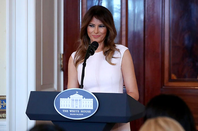 Мелания Трамп в строгом нежно-розовом платье выступила с речью в Белом доме (фото)