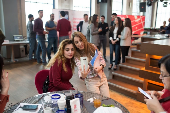 Компания Bakcell собрала вместе выпускников и новых участников AppLab Компания Bakcell собрала вместе выпускников и новых участников AppLab