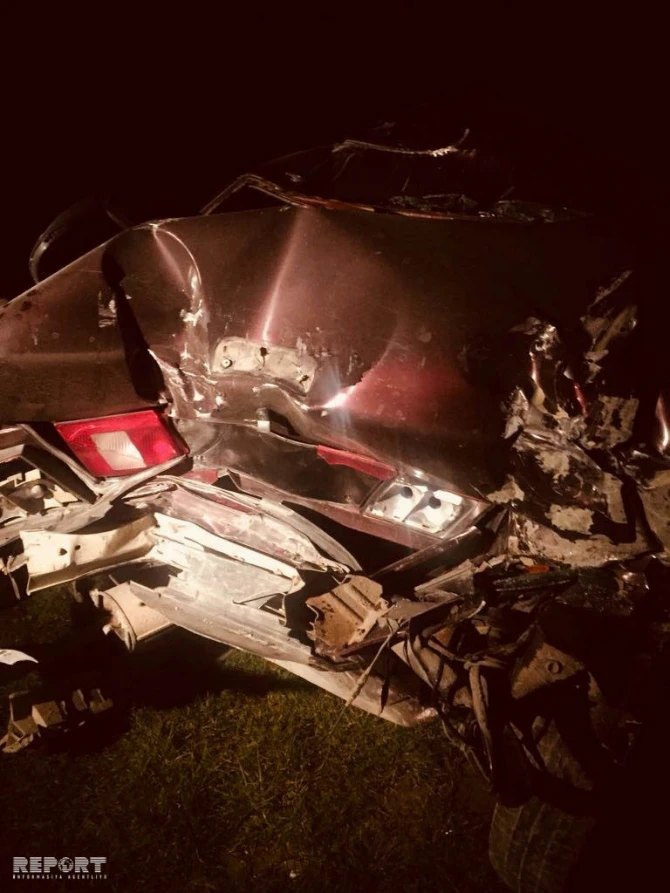 В Баку автомобиль на высокой скорости совершил аварию, есть пострадавшие (фото, видео)